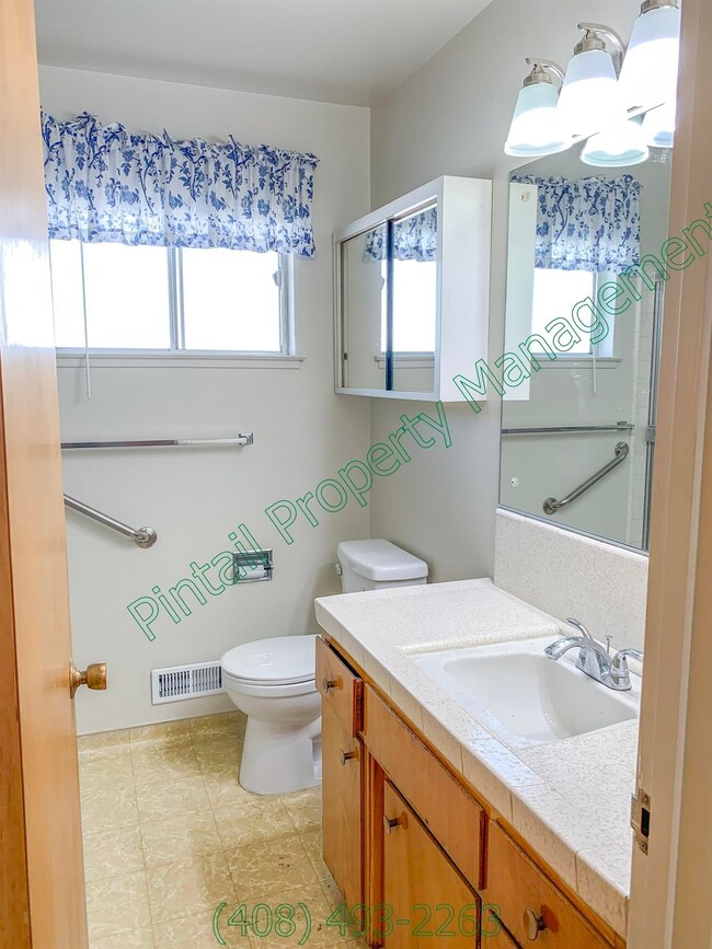 Building Photo - 817 Harrison St