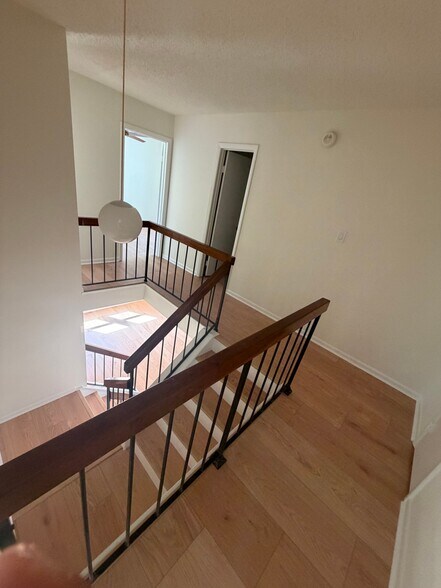 Building Photo - 1556 Beachview Dr