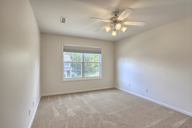 Master Bedroom with attached full bath - 315 Windwood Ct