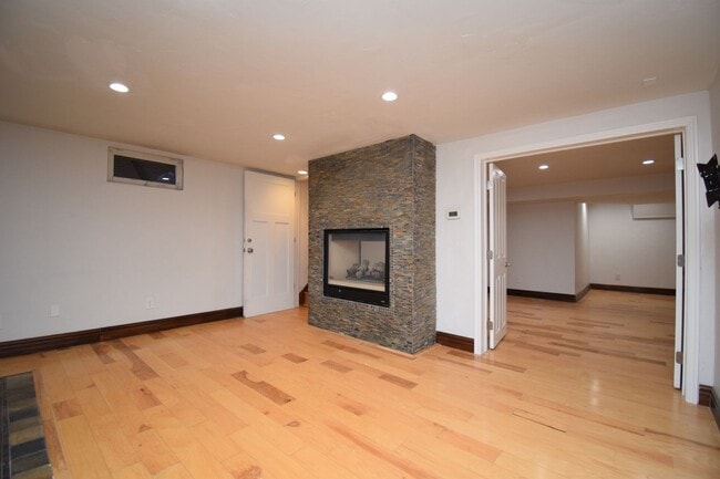 Building Photo - Bright & Updated 3 Bed Near Sugarhouse!!