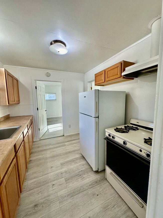 Building Photo - Large 1 bdrm newly renovated unit, 2.2 mil...