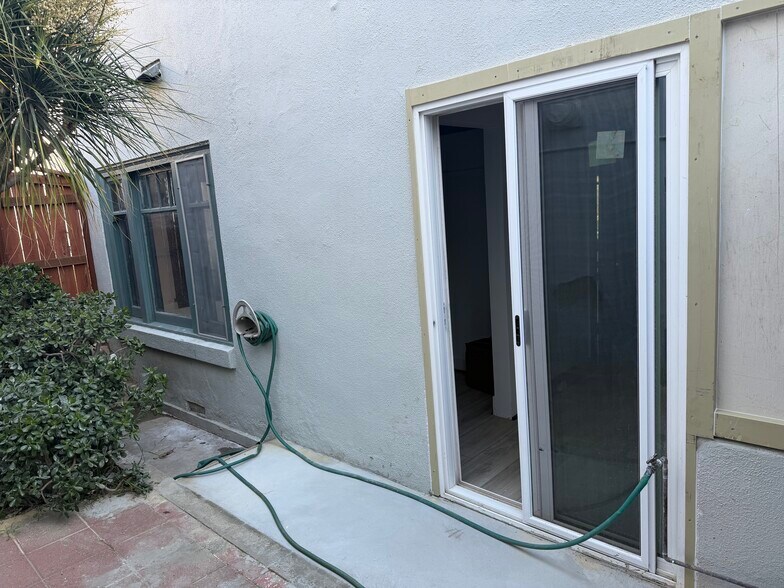 Building Photo - 2113 1/2 Aaron St