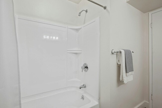 Building Photo - 1070 Miramonte Dr