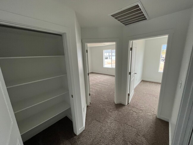 Building Photo - Beautiful Four Bed Townhome!!
