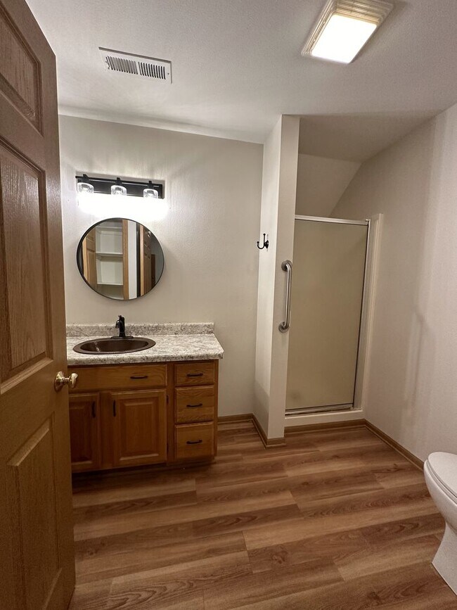 Building Photo - Updated 1st Floor Condo in Delafield!