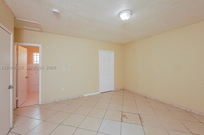 Building Photo - 623 W 63rd Dr
