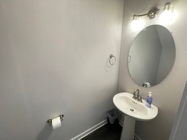 Building Photo - Matlock Townhomes 2 bedroom unit, close to I-24!