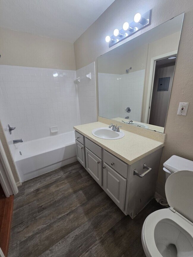 Building Photo - One bedroom one bath apartment close to USF