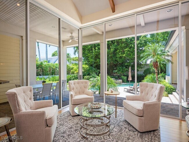 Building Photo - 194 4th Ave N