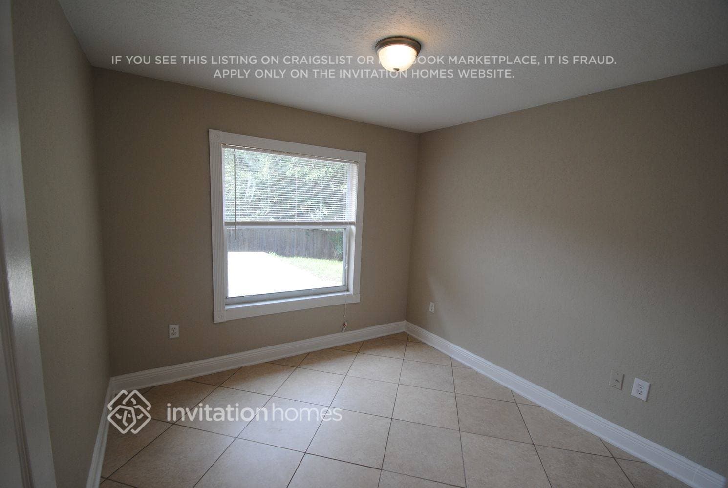 Building Photo - 815 Palm Forest Ln