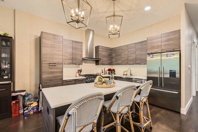 Building Photo - Beautiful 3 bedroom 3 Bathroom home