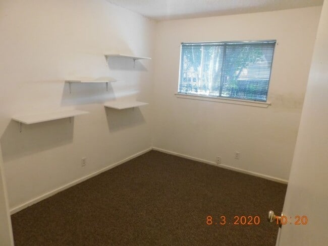 Building Photo - Spacious 4 bedroom 2 bath home in Camelot II