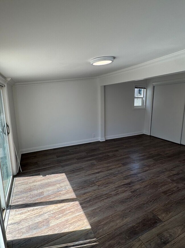 Building Photo - Bright Carson Front House Duplex with Modern Finishes