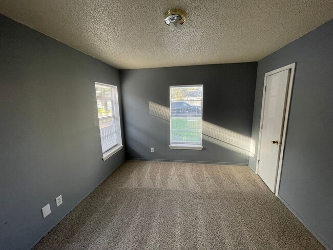 Building Photo - 3 bedroom, 1 bath