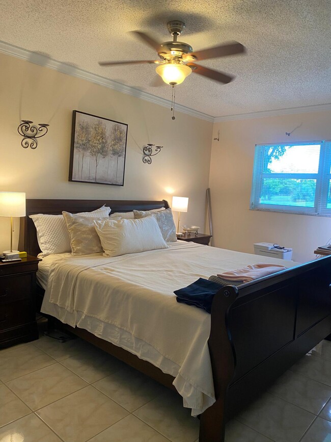 Building Photo - 1055 Country Club Dr