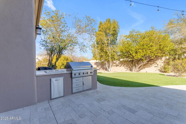 Building Photo - 6938 E Lomas Verdes Dr