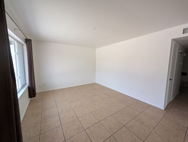 Building Photo - 3 Bedroom 2 Bathroom Sunrise Terrace Home