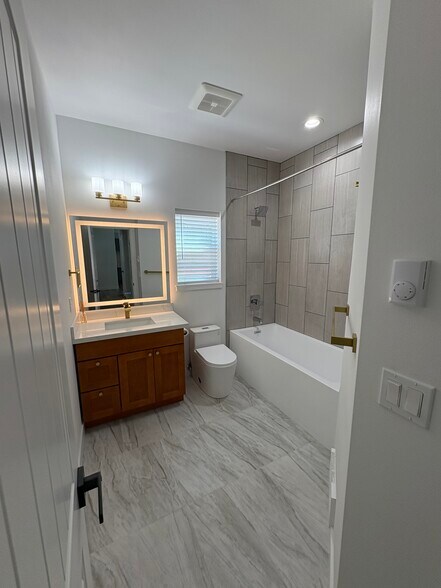 Building Photo - 3019 Hemlock Way