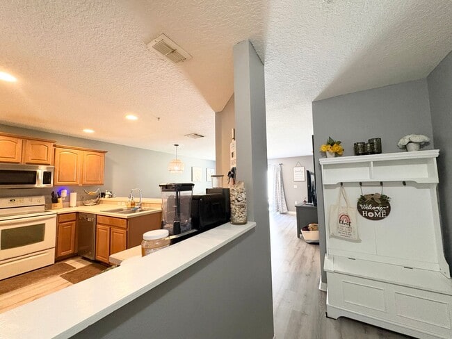 Building Photo - Fantastic 3 BR Townhome in Gated Winter Springs community with Pool and great schools