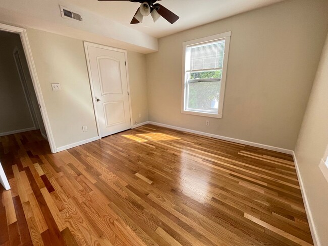 Building Photo - Large, updated 5 BR 2.5 BA in Carrboro, cl...