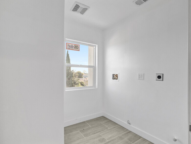 Building Photo - 1231 S Rowan Ave