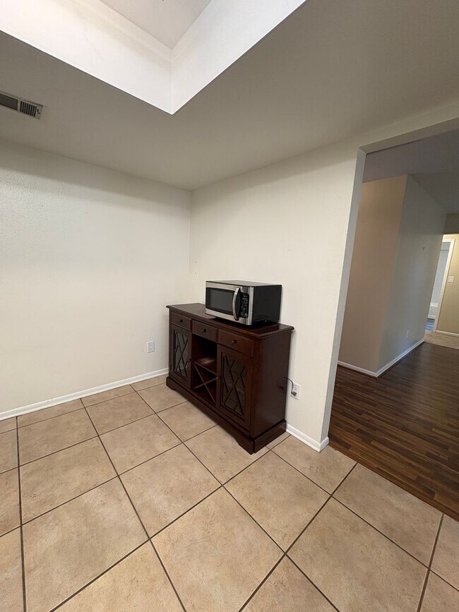Building Photo - Perfect 3 bed 2 bath with huge fenced back...