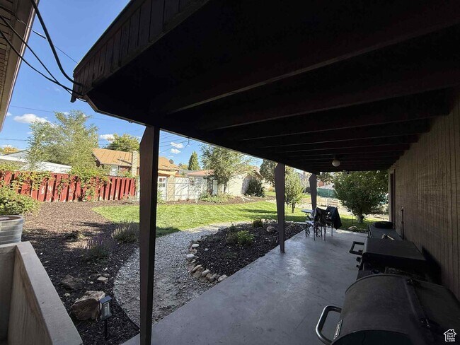 Building Photo - Cute Price Home