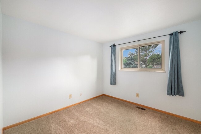 Building Photo - Spacious 5 Bedroom in the Heart of Littleton!
