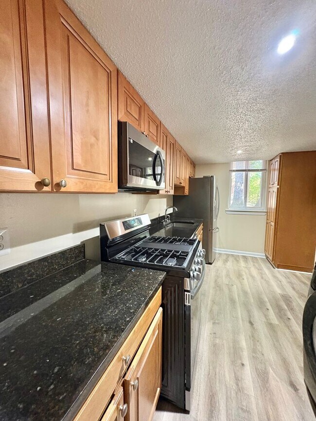Building Photo - Bright And Cozy 2 Bed 1 Bath Condo With Pa...