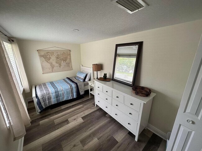 Building Photo - 939 Lakeview Rd