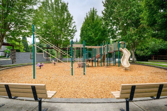 Building Photo - 10651 NE Red Wing Way