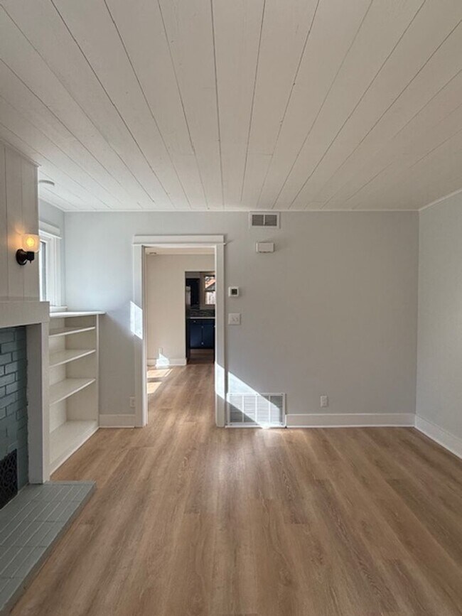 Building Photo - Updated ground floor unit in vintage duple...