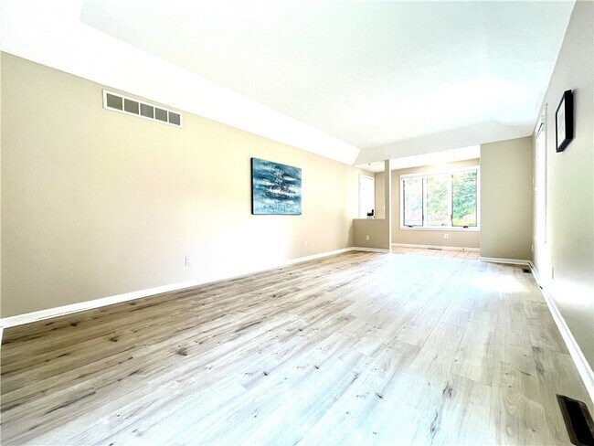 Building Photo - 3 Treetop Dr