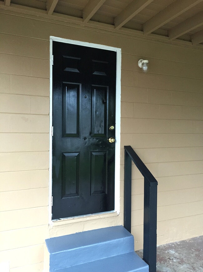 Building Photo - Charming Three-Bedroom, One-Bathroom Single-Family Home!