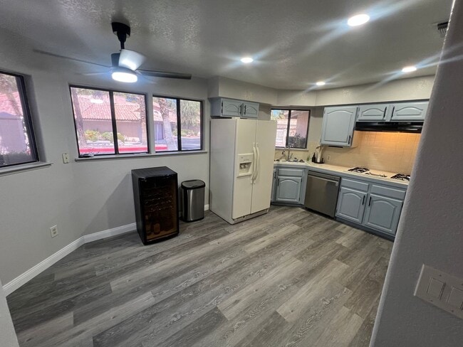 Building Photo - A Fabulous 2 Bedroom Single story Townhome Close to UNLV and Airport