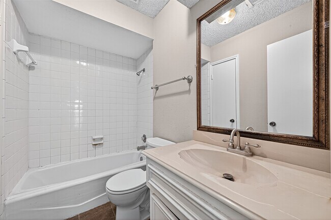 Building Photo - 2042 Hilton Head Dr