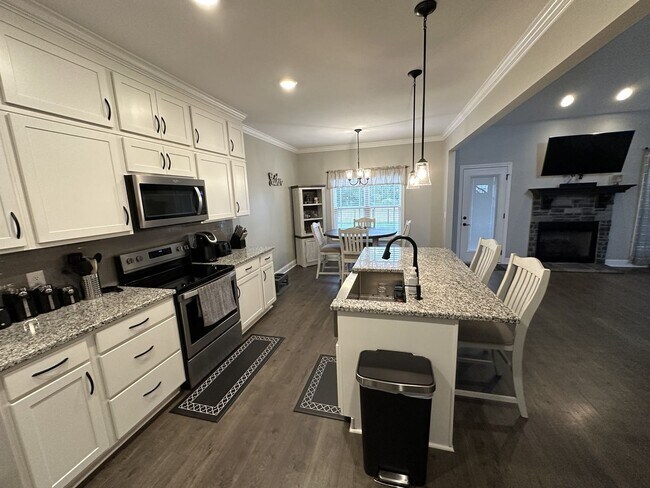 Building Photo - 4 Bedroom 3 Bathroom Home with Bonus Room!