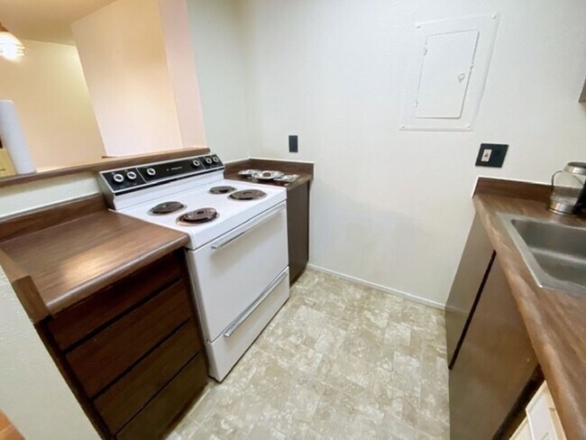 Building Photo - 4660 Reka Dr