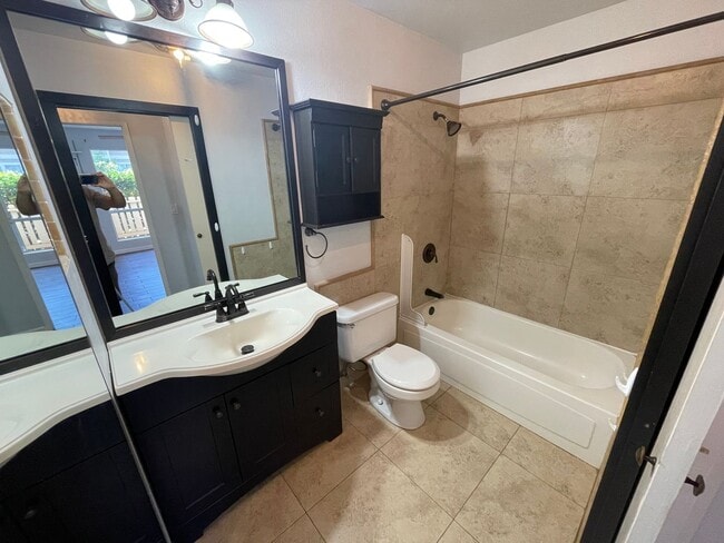 Building Photo - 2 Bed/ 1Bath Unfurnished Upgraded Ground Floor Southpointe Unit with a Yard + 2 Parking Spaces