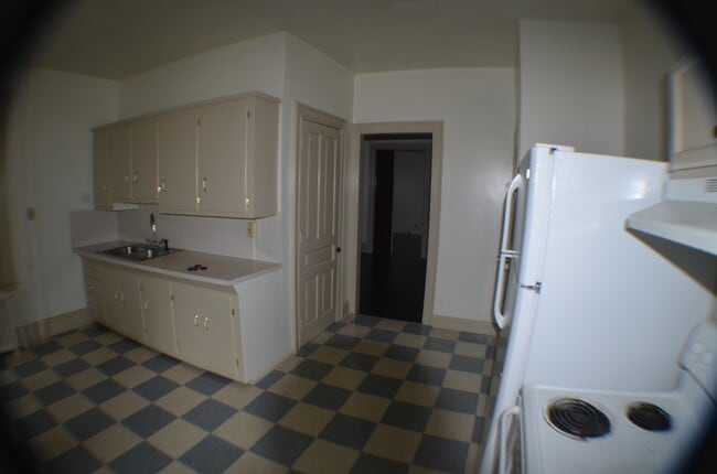 Building Photo - 2 BEDROOM APARTMENT ON THE AVENUES