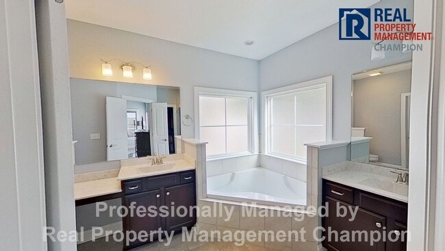 Building Photo - Immaculate 4 BD/3 BA Home w/Screened Porch and Fenced Back Yard