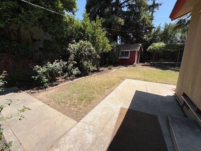 Building Photo - Visalia 2 Bed 2 Bath available now.