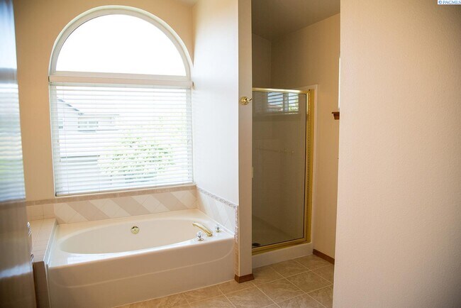 Building Photo - 3 Bed/2.5 Bath Richland Townhome!