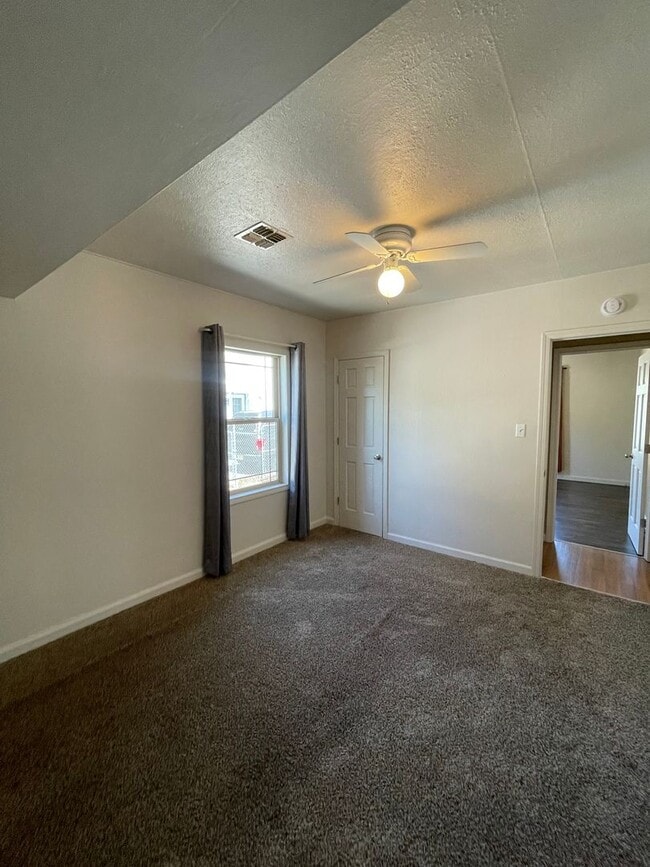 Building Photo - Large 3-Bedroom, 1-Bath Duplex