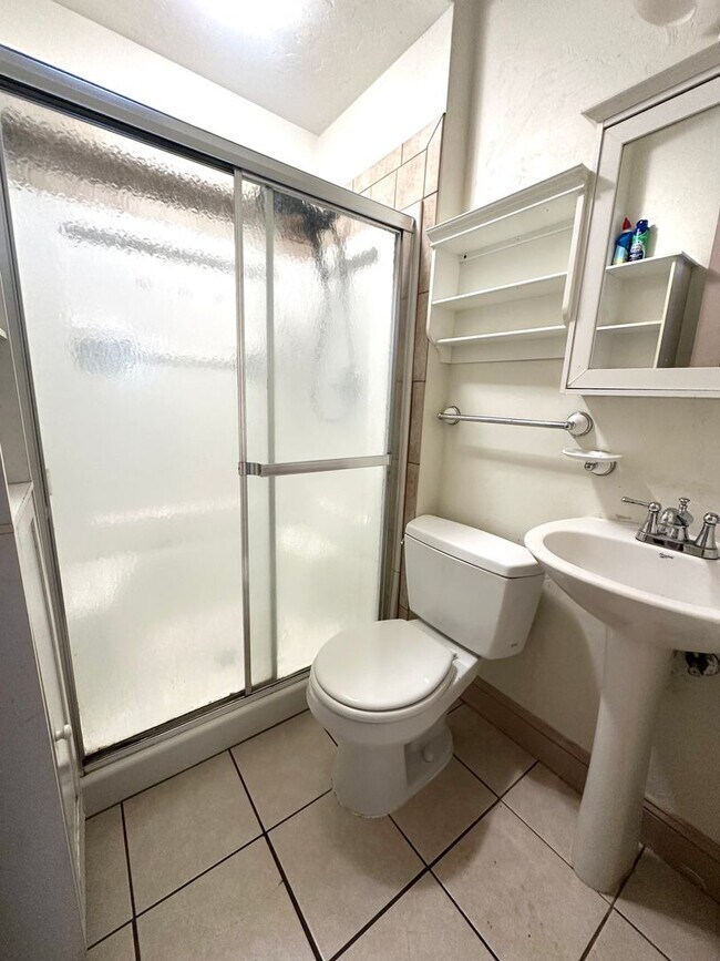 Building Photo - Cute House For Rent!