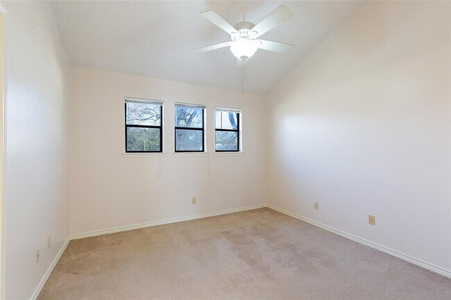 Building Photo - 706 W Lynn St