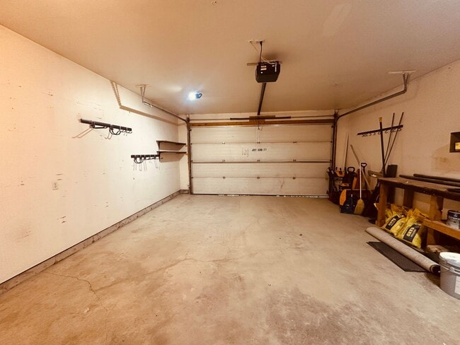 Building Photo - Beautiful mountain views! 3 bed 2 bath 2 c...