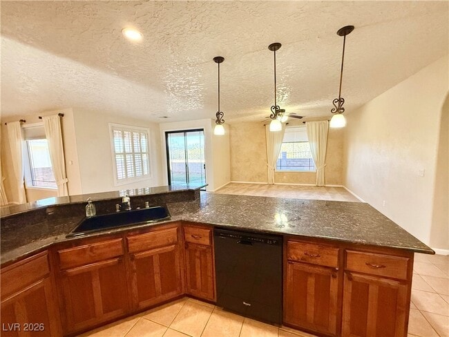 Building Photo - 3530 E Vineyard Dr