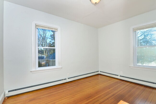 Building Photo - Great location! Updated 3 bedroom 1 Bathro...