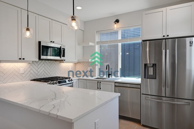Building Photo - "Charming 2-Bed, 2-Bath Townhouse Retreat in Seattle – 1380 Sq Ft of Modern Comfort!"